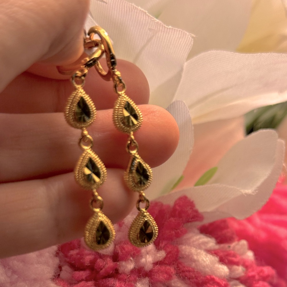 10K Thailand Gold teardrops dangling earrings